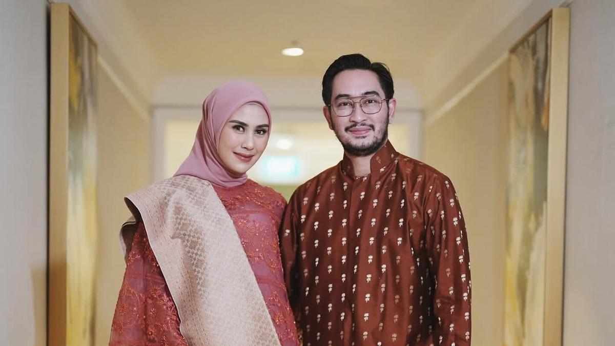 6 Gaya Serasi Bapak-Ibu Bupati Bandung Barat Jeje Govinda-Syahnaz Sadiqah Hadiri Pernikahan Putri Zulhas-Zumi Zola