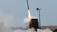 Sistem pertahanan udara Iron Dome Israel meluncurkan rudal untuk mencegat roket yang ditembakkan [Jack Guez/AFP).