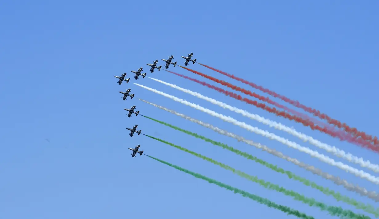 Tim aerobatik Italia Frecce Tricolori menampilkan pertunjukan dalam upacara peringatan Hari Pembebasan Italia di Roma, Italia, Sabtu (25/4/2020). Italia memperingati Hari Pembebasan ke-75 dengan cara yang paling tidak biasa karena digelar di masa pandemi virus corona COVID-19. (Xinhua)