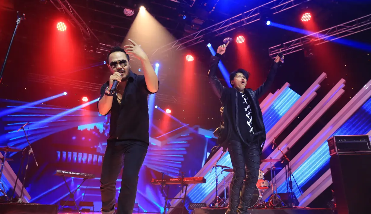 Selain bergoyang mengikuti alunan musik, terdengar dari para penonton juga ikut berdendang bersama. Terihak para penonton sangat menikmati sajian musik tersebut. (Adrian Putra/Bintang.com)