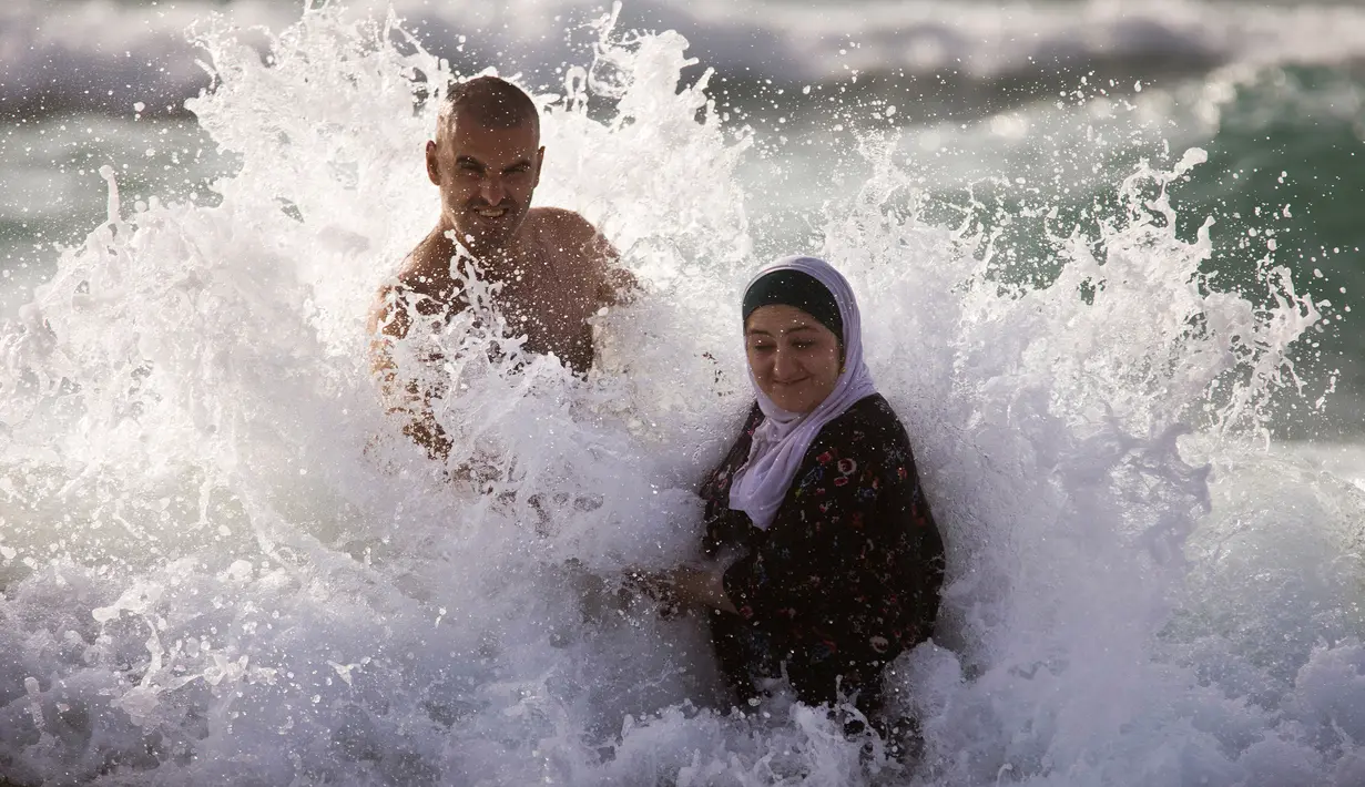 Muslim Palestina menghabiskan hari libur Lebaran di pantai Tel Aviv, Israel, 6 Juni 2019. Warga Palestina mengunjungi pantai di kawasan Tel Aviv untuk menandai berakhirnya ibadah puasa Ramadan. (AP Photo/Oded Balilty)