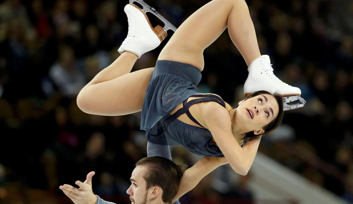Ksenia Stolbova dan Fedor Klimov dari Rusia beraksi dalam kompetisi figure skating Skate America di Milwaukee, Wisconsin, AS, Sabtu (24/10/2015). (Reuters/Lucy Nicholson)