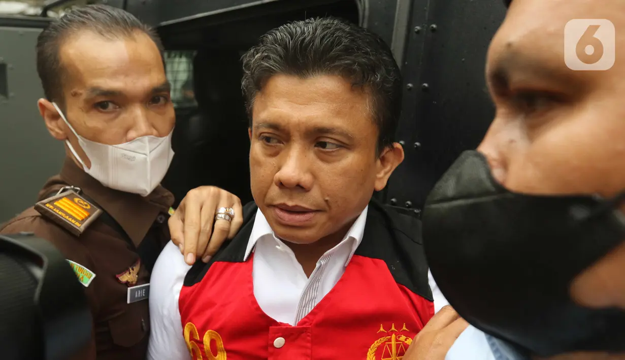 Tersangka kasus Pembunuhan berencana Nofriansyah Yosua Hutabarat atau Brigadir J , Ferdy Sambo saat keluar dari gedung Jaksa Agung Muda  Tindak Pidana Umum, Jakarta, Rabu (5/10/2022). Polri menyerahkan para tersangka dan barang bukti kasus pembunuhan berencana Brigadir J ke Kejaksaan Agung (Kejagung). (Liputan6.com/Herman Zakharia)