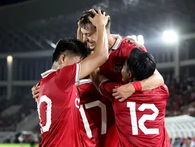 Pemain Timnas Indonesia U-23, Ivar Jenner berselebrasi bersama rekannya setelah mencetak gol ke gawang Turkmenistan pada laga Grup K Kualifikasi Piala Asia U-23 2024 di Stadion Manahan, Solo, Selasa (12/09/2023). Ivar berhasil mencetak gol pada menit ke-40. (Bola.com/Arief Bagus)