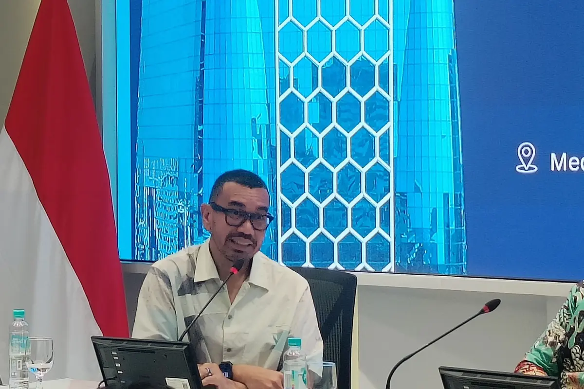 Staf Khusus III Menteri BUMN, Arya Sinulingga dalam konferensi pers Penurunan Tarif Pesawat di Kementerian BUMN, Jakarta, Jumat (6/12/2024). (Sulaeman/Merdeka.com)