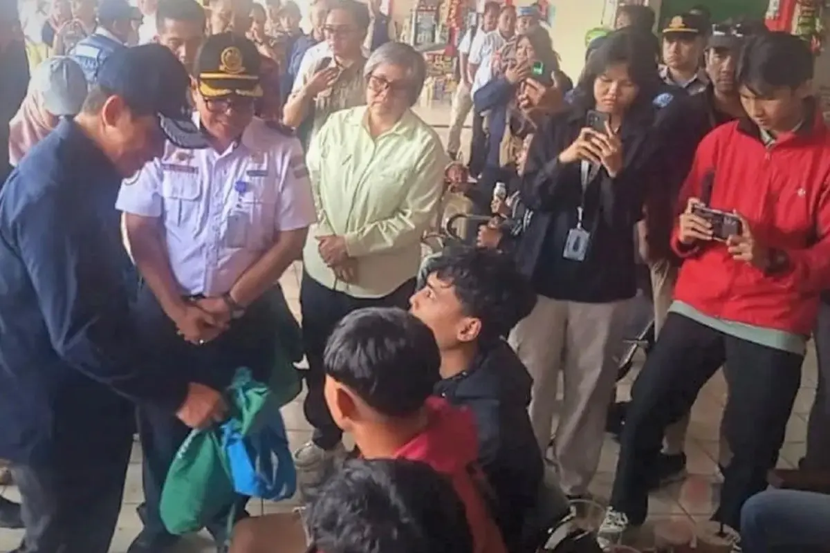 Menteri Lingkungan Hidup Hanif Faisol Nurofiq di Terminal Kertonegoro, Ngawi, Jawa Timur