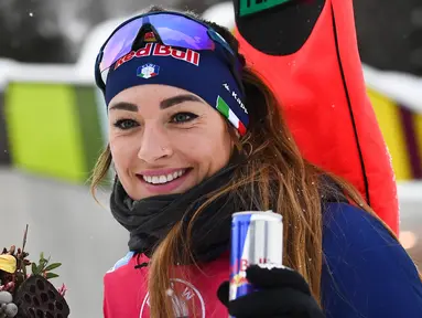 Pose atlet Biathlon asal Itali, Dorothea Wierer usai mengikuti perlombaan Piala Dunia IBU Biathlon di Antholz-Anterselva, Itali, Kamis (21/1/2021). (Foto: AFP/Marco Bertorello)