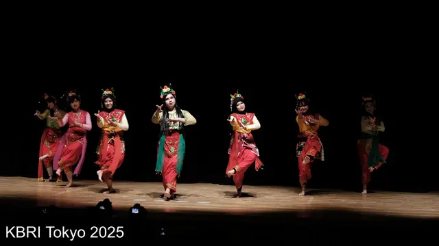 Penampilan tarian tradisional Indonesia pada acara Grand Show Indonesia Week 2025 pada Jumat (5/12/2025) di Ritsumeikan Asia Pasific University (APU), Beppu, Prefektur Oita, Jepang. (Dok. KBRI Tokyo).