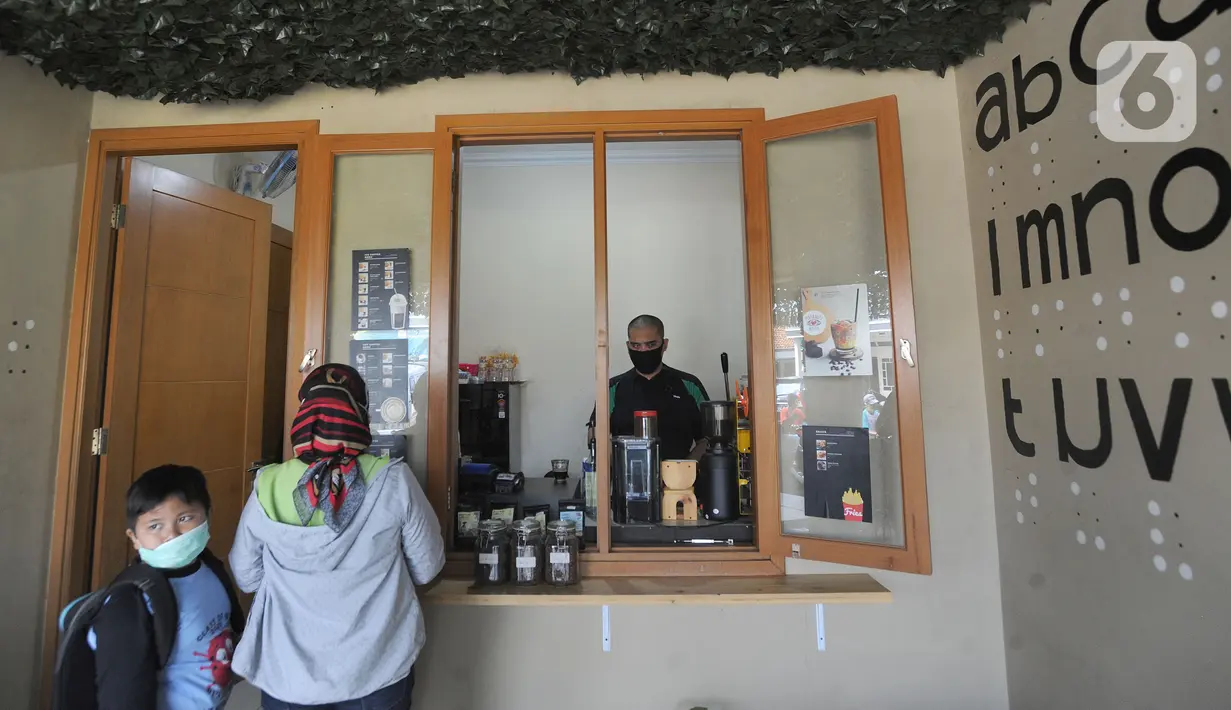 Ahmad Hilmy Almusawa, pemuda 22 tahun penyandang tunanetra melayani pelanggan di Mata Hati Koffie di Jalan Cabe, Pondok Cabe Ilir, Pamulang, Tangerang Selatan, Banten, Selasa (21/7/2020). (merdeka.com/Arie Basuki)