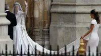 Pippa Middleton menjadi pengiring pengantin untuk sang kakak Kate Middleton saat pernikahan dengan pangeran William pada 29 April 2011. (AP Photo/Alastair Grant)