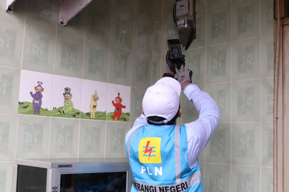 PLN Cek Langsung Meteran Rumah Warga
