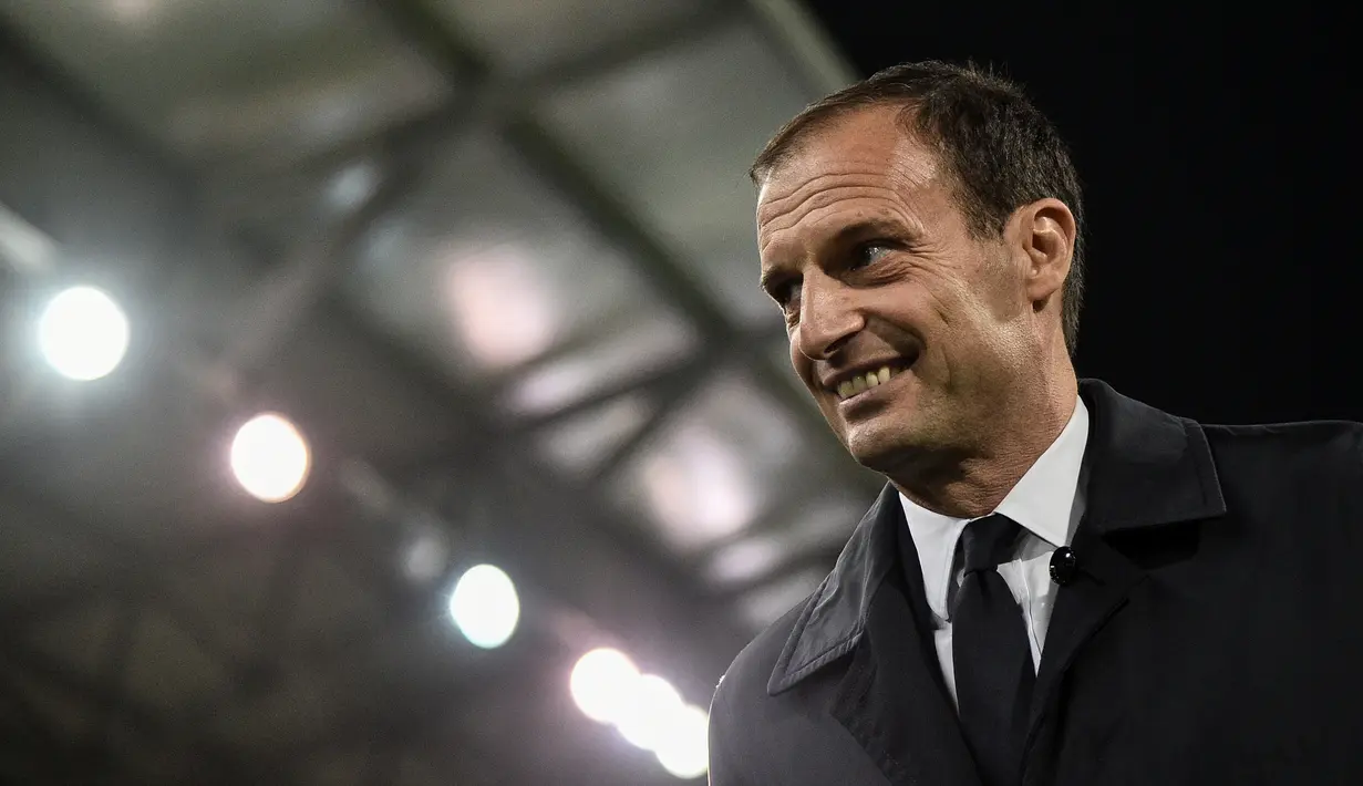 Senyum pelatih Juventus Massimiliano Allegri jelang pertandingan anak asuhnya melawan Cagliari dalam lanjutan Liga Italia di Sardegna Arena, Cagliari, Italia, Selasa (2/4). Si Nyonya Tua mengoleksi 81 poin dari 30 laga. (Marco BERTORELLO/AFP)