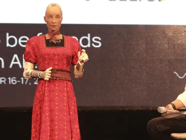 Menteri Komunikasi dan Informatika Rudiantara (kanan) berinteraksi dengan robot Sophia dalam dialog internasional CSIS di Hotel Borobudur, Jakarta, Selasa (17/9/2019). Sophia yang disebut-sebut sebagai robot tercerdas di dunia itu tampil mengenakan kebaya merah. (merdeka.com/Iqbal Nugroho)