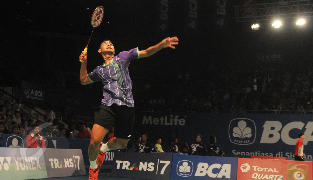Pebulutangkis, Tommy Sugiarto saat berhadapan dengan pebulutangkis Tiongkok Lin Dan dalam turnamen BCA Indonesia Open Superseries Premier 2015, di Istora Senayan, Jakarta, Rabu (3/6/2015). Tommy menang 19-21 21-8 21-16. (Liputan6.com/Herman Zakharia)