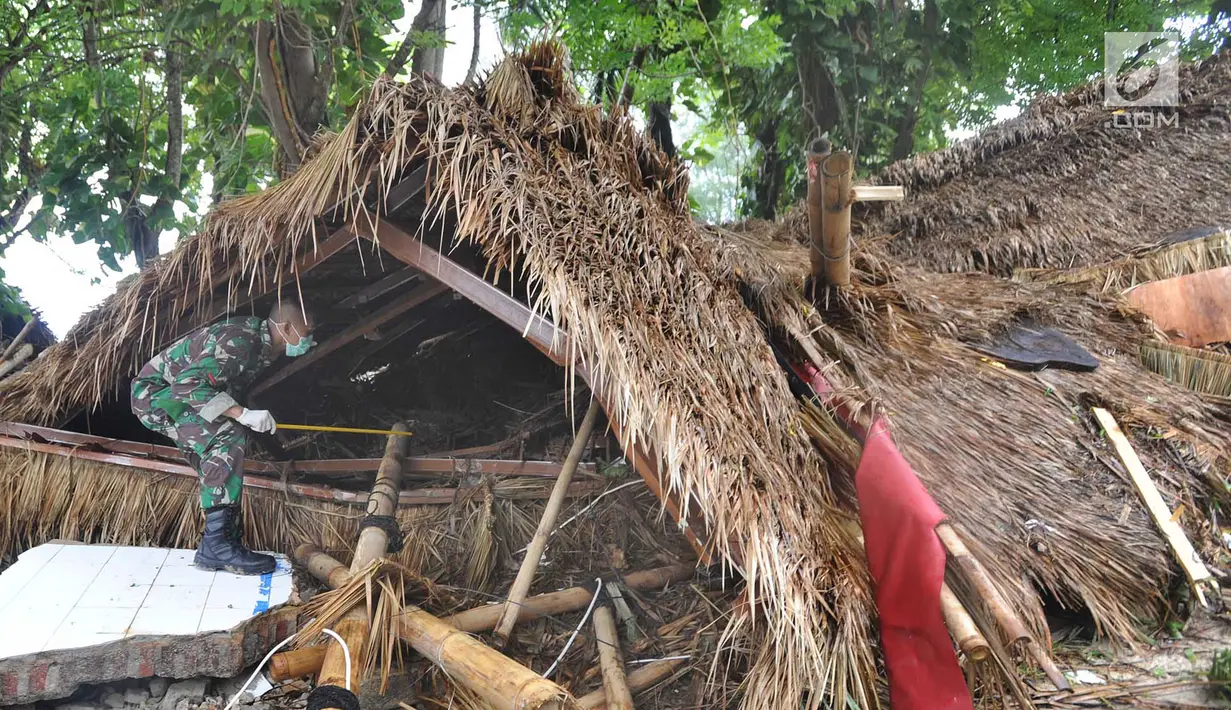 Anggota Batalyon Infanteri 315/Garudadi TNI AD melakukan  penyisiran korban tsunami di kawasan Tanjung Lesung Beach Club, Pandeglang, Banten, selasa (25/12). Penyisiran dilakukan di kawasan sepanjang pantai Tanjung lesung. (Merdeka.com/Arie Basuki)