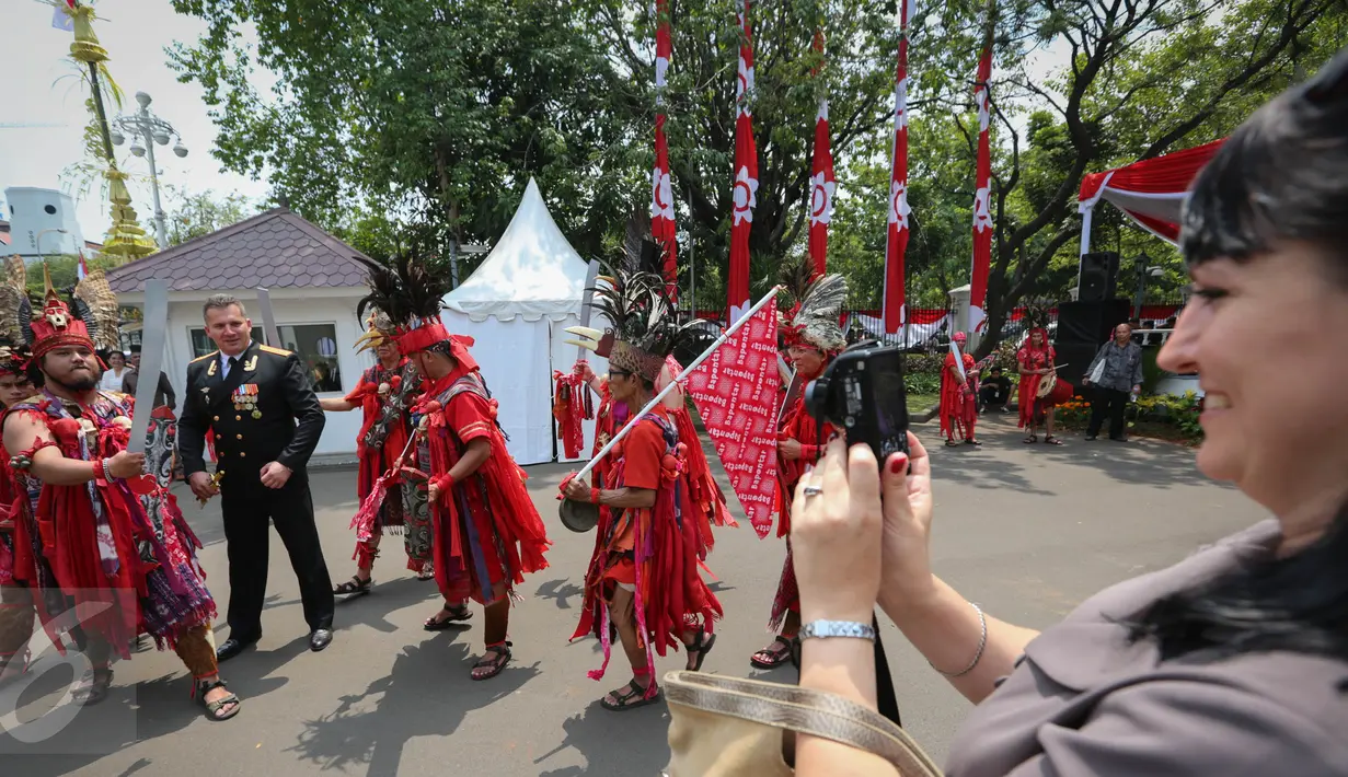 Tamu negara asing berfoto bersama para penari Cakalele usai pelaksanaan upacara peringatan Proklamasi 17 Agustus di Halaman Istana Merdeka, Jakarta, Senin (17/8/2015). (Liputan6.com/Faizal Fanani)