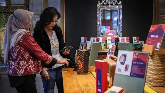 Menteri Koperasi dan UKM Teten Masduki menunjuk sekitar 20 UKM untuk menyediakan bingkisan resmi atau official merchandise Presidensi G20 Indonesia. Ini merupakan hasil kurasi yang dilakukan Kemenkop UKM.