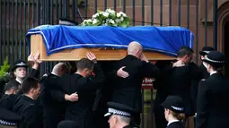 Jenazah Dave Phillips saat dibawa kedalam Gereja Anglican, Liverpool, Inggris, Senin (2/11/2015). Lebih dari 2000 polisi mengikuti upacara pemakaman Dave Phillips. (REUTERS/Darren Staples)