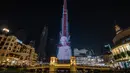 Sebuah potret Ratu Elizabeth II yang ditumpangkan dengan Bendera Britania Raya The Union Jack diproyeksikan di Burj Khalifa, gedung tertinggi di dunia, di Dubai, Uni Emirat Arab, Minggu (11/9/2022). Burj Khalifa, landmark Abu Dhabi memberi penghormatan kepada Ratu Elizabeth II dengan pertunjukan cahaya khusus. (Ryan LIM / AFP)