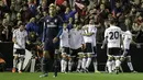 Pemain Valencia melakukan selebrasi usai menyamakan kedudukan pada lanjutan liga Spanyol melawan Real Madrid di stadion Mestalla, (3/1/2015). Real Madrid bermain imbang dengan Valencia dengan skor 2-2. (REUTERS/Heino Kalis)