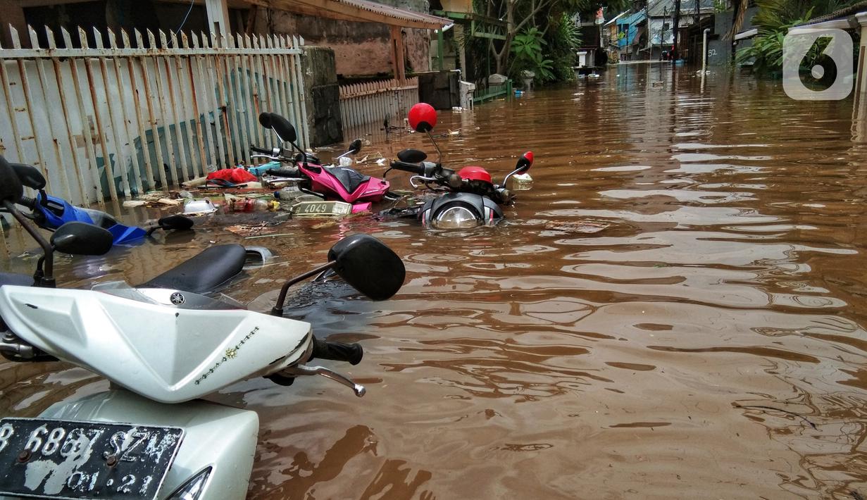 Sejumlah sepeda motor terendam banjir di kawasan Kebalen, Jakarta, Sabtu (20/2/2021). Curah hujan yang tinggi menyebabkan banjir setinggi orang dewasa di kawasan Kebalen. (Liputan6.com/Johan Tallo)