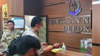Kadis Damkar Kota Depok, Raden Gandara Budiana saat mendatangi kantor Kejari Kota Depok. (Liputan6.com/Dicky Agung Prihanto)