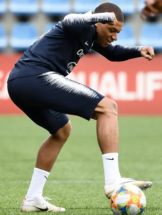 Penyerang Prancis, Kylian Mbappe mengontrol bola saat mengikuti latihan di Andorra La Vella (10/6/2019). Prancis akan bertanding melawan timnas Andorra pada grup H Kualifikasi Piala Eropa 2020 di Estadi Nacional d'Andorra. (AFP Photo/Franck Fife)