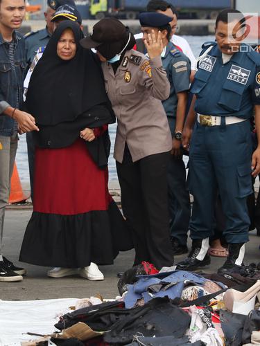 Kesedihan Keluarga Korban Lihat Barang Temuan Lion Air JT 610