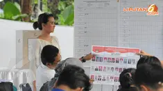 Jika banyak artis seusianya mulai menjadi Caleg, Ayushita justru memilih menjadi Juri Tulis TPS (Liputan6.com/Herman Zakharia)