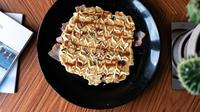 How to make Japanese okonomiyaki. (Photo: Guillaume Coué/Unsplash)