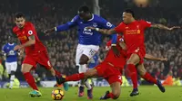 Striker Everton, Romelu Lukaku, berusaha melewati bek sayap Liverpool, Nathaniel Clyne. Pada laga ini Everton menurunkan formasi 4-2-3-1, sementara Liverpool memakai skema 4-3-3. (Reuters/Phil Noble) 