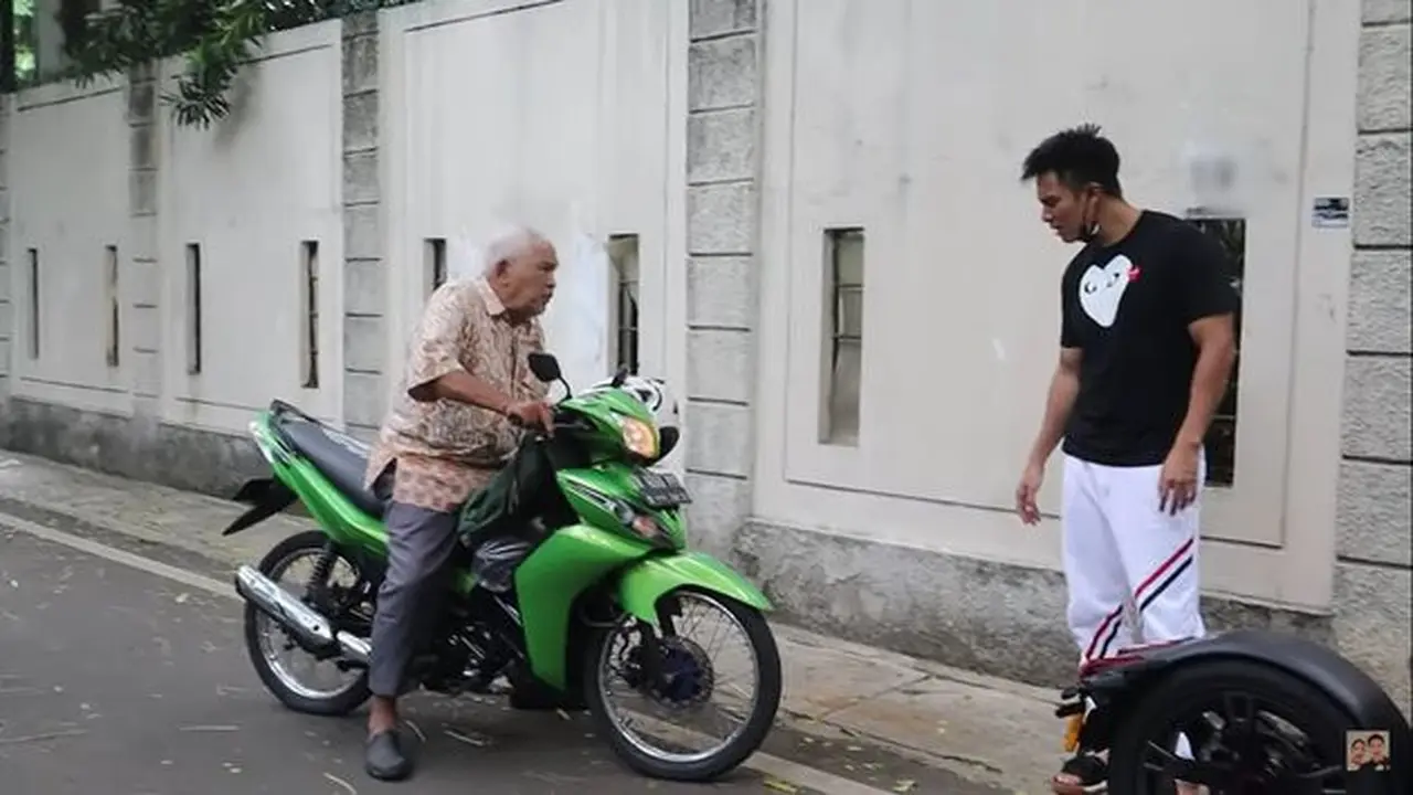 Baim Wong dianggap tidak sopan karena memarahi seorang kakek berusia 77 tahun yang mendekati dirinya (Kapanlagi.com)