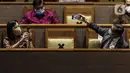 Menteri Keuangan Sri Mulyani (kiri) bersama Menteri Hukum dan HAM Yasonna Laoly (kanan) saat mengikuti Rapat Paripurna di Kompleks Parlemen, Jakarta (5/10/2020).Rapat membahas berbagai agenda, salah satunya mengesahkan RUU Omnibus Law Cipta Kerja menjadi UU. (Liputan6.com/JohanTallo)