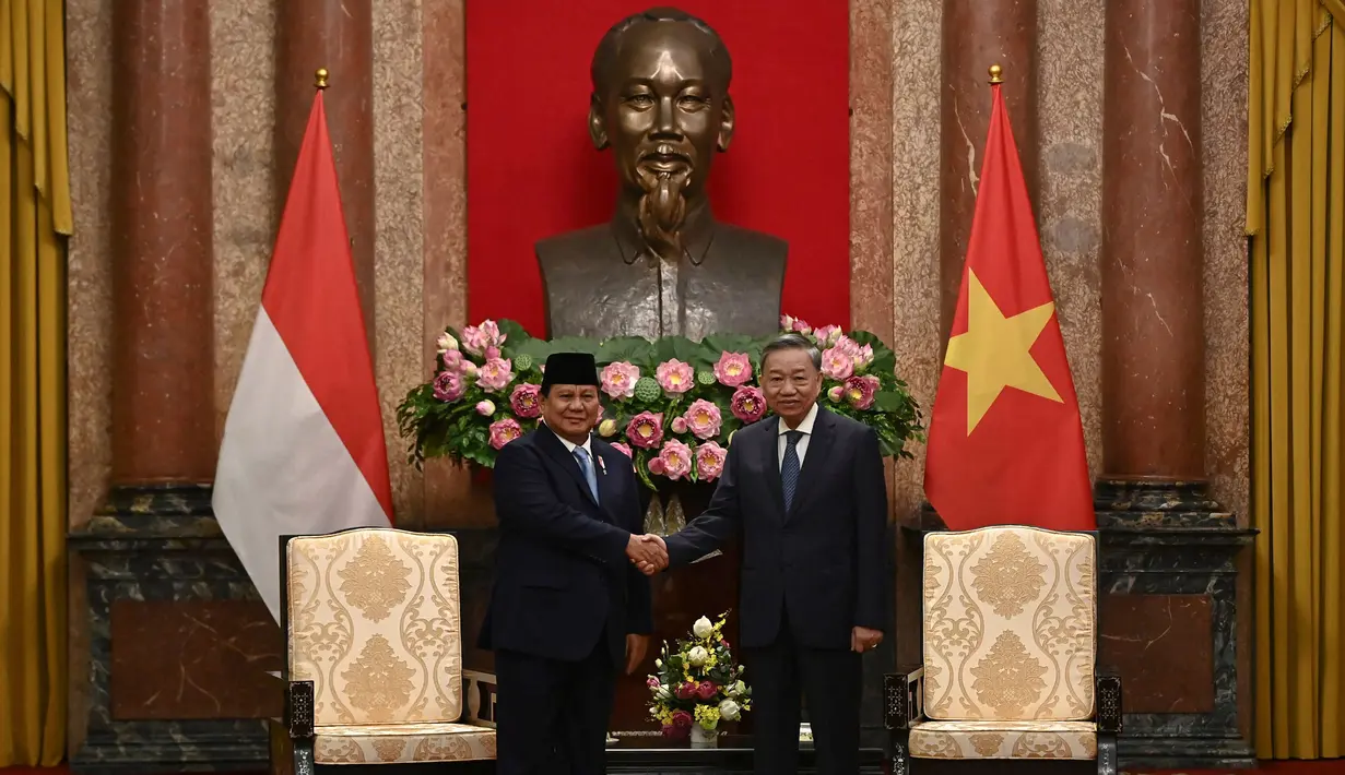 Menteri Pertahanan Republik Indonesia sekaligus presiden terpilih 2024-2029, Prabowo Subianto (kiri) berjabat tangan dengan Presiden Vietnam, To Lam dalam pertemuan mereka di Istana Kepresidenan, Hanoi pada 13 September 2024. (Nhac NGUYEN/AFP)