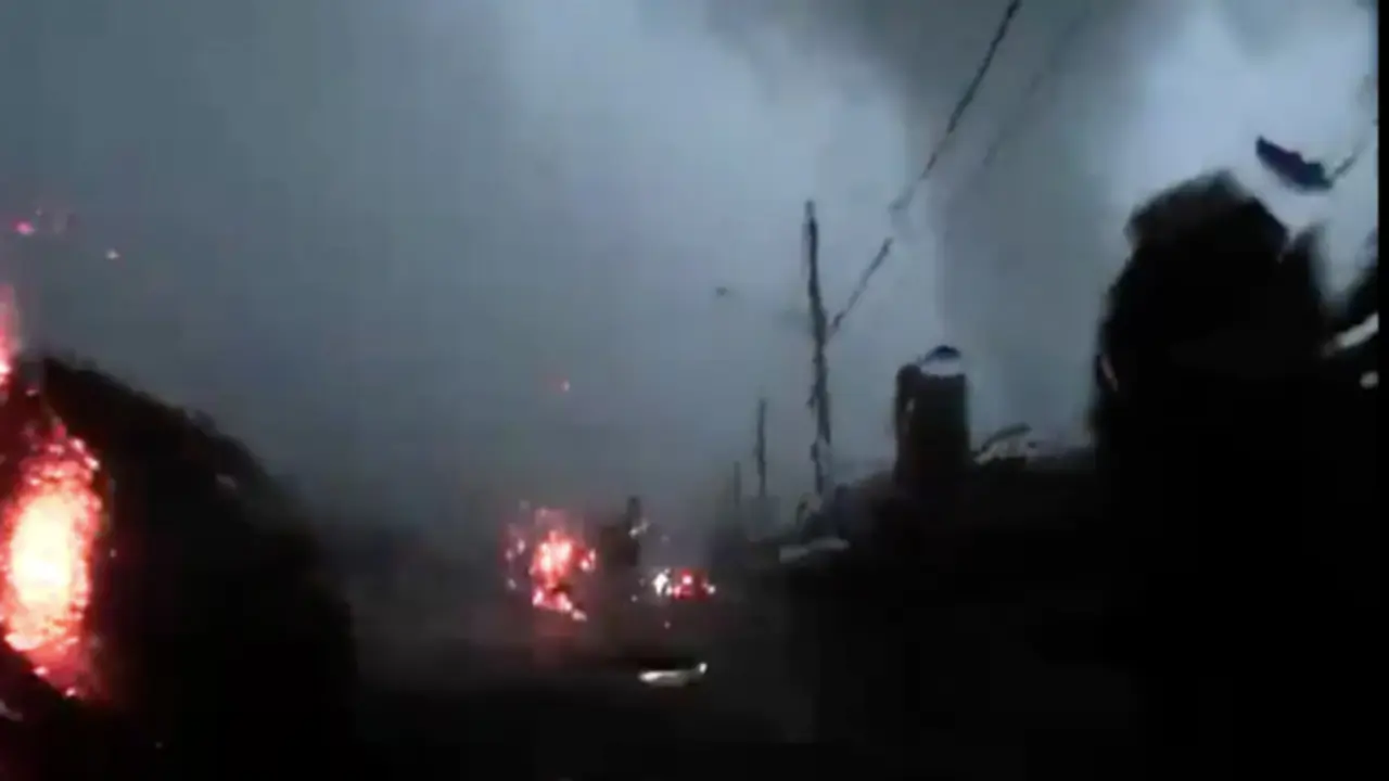 Sibuk Peringatkan Warga, Pria Ini Tak Sadar Masuk Pusaran Tornado