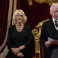 Permaisuri Camilla (kiri) mendengarkan saat Raja Inggris Charles III berbicara selama pertemuan Dewan Aksesi di dalam Istana St James di London pada 10 September 2022 untuk menyatakan dirinya sebagai raja baru Inggris, Raja Charles III. (Victoria Jones/POOL/AFP)