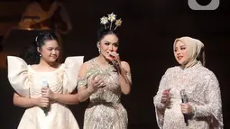 Amora datang dari sisi kiri panggung saat Krisdayanti dan Aurel yang ditemani Ameena usai membawakan lagu Timang-timang.(Fimela.com/Bambang E. Ros)