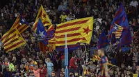 Sejumlah pendukung Barcelona mengibarkan bendera pro kemerdekaan negara Catalonia pada laga Liga Champions melawan Leverkusen di Stadion Camp Nou, Spanyol, Rabu (30/9/2015). (AFP Photo/Lluis Gene)