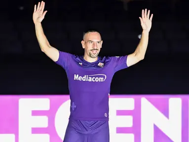 Rekrutan baru Fiorentina, Franck Ribery, menyapa suporter saat sesi perkenalan di Stadion Artemio Franchi, Florence, Kamis (22/8). Gelandang asal Prancis ini didatangkan secara gratis dari Bayern Munchen. (AFP/Andreas Solaro)