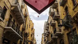 Warga beraktivitas di sebuah jalan yang di dekorasi simbol hati di pusat ibukota Lebanon, Beirut (8/2). Kota tersebut bersiap untuk merayakan Hari Valentine pada 14 Februari. (AFP Photo/Joseph Eid)