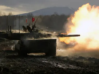 Tank Angkatan Darat Bela Diri Jepang Tipe 90 menembakkan senjatanya ke sasaran saat latihan tahunan di Minami Eniwa Camp, Eniwa, Pulau Hokkaido, Jepang, 6 Desember 2021. Negara dengan kekuatan militer tidak terlalu disorot dunia ini justru terus membangun kekuatan militer. (AP Photo/Eugene Hoshiko)