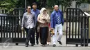 Penyanyi religi Sulistyowati bersama kuasa hukumnya tiba di PN Depok, Jawa barat, Selasa (17/1). Sulis menjadi saksi korban dalam persidangan kasus penipuan investasi percetakan, Sulis Rugi hingga sekitar Rp365 juta. (Liputan6.com/Herman Zakharia)
