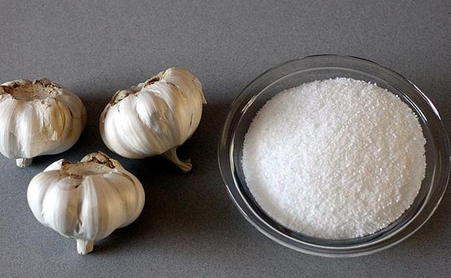 Garam dan bawang putih adalah bahan alami yang bisa dimanfaatkan untuk mengobati sakit gigi | Photo: Copyright theyummylife.com