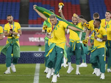 Pemain Brasil melakukan selebrasi usai mengalahkan Spanyol pada pertandingan final sepak bola putra Olimpiade Tokyo 2020 di Yokohama, Jepang, Minggu (8/8/2021). Brasil menang 2-1. (AP Photo/Andre Penner)