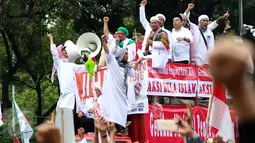 Pimpinan FPI Rizieq Shihab terlihat berada di atas mobil komando bersama dua Wakil Ketua DPR, Fahri Hamzah dan Fadli Zon ikut meneriakkan yel-yel saat melewati Balai Kota Jakarta menuju ke Istana Merdeka, Jumat (4/11). (Liputan6.com/Faizal Fanani)
