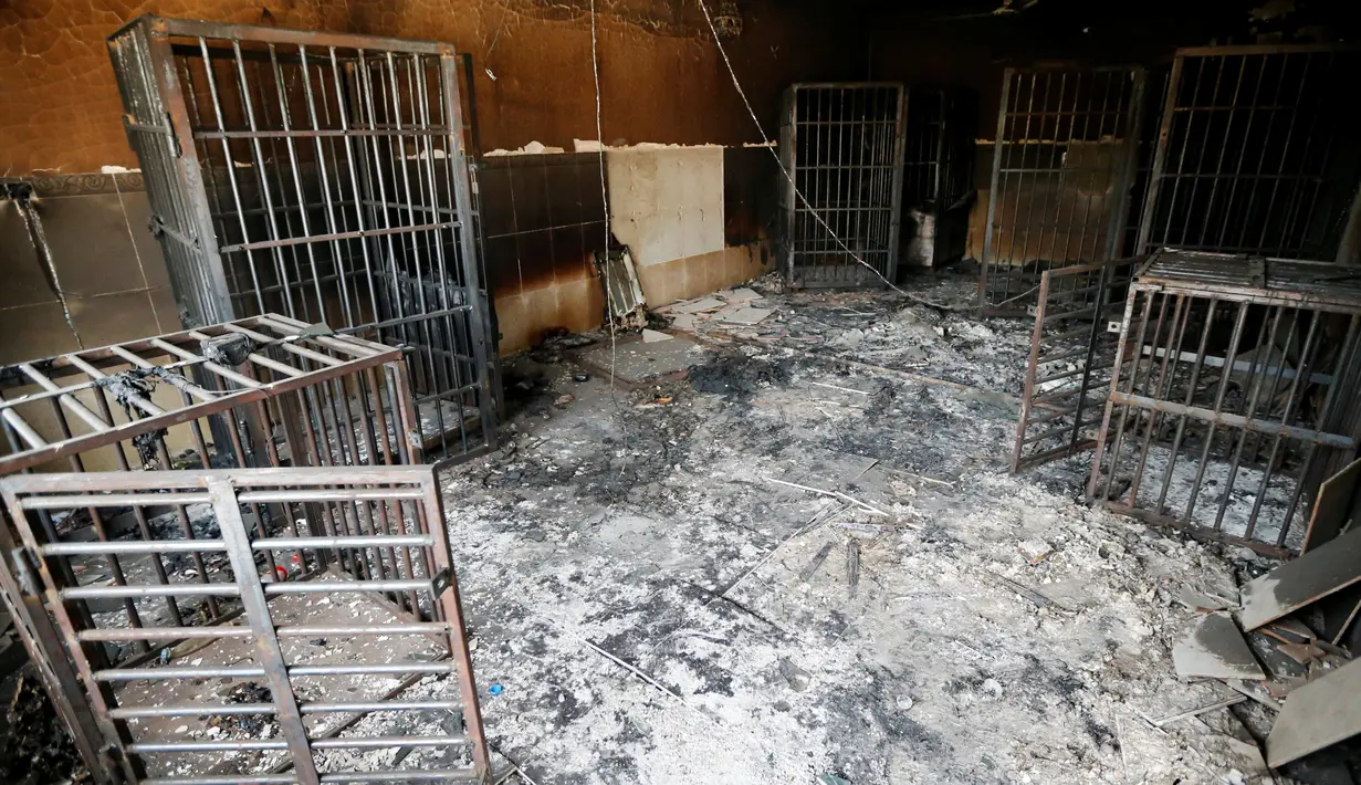 Sel penjara yang diduga buatan ISIS untuk menawan para tahanan di Falluja, Irak (27/6). Sel tersebut sepintas lebih mirip kandang hewan. (REUTERS/ Thaier Al-Sudani)