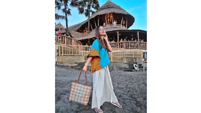 6 Pesona Mesty Mez, Istri Gerald Yohanes 'Anak Langit' yang Cantik Menawan