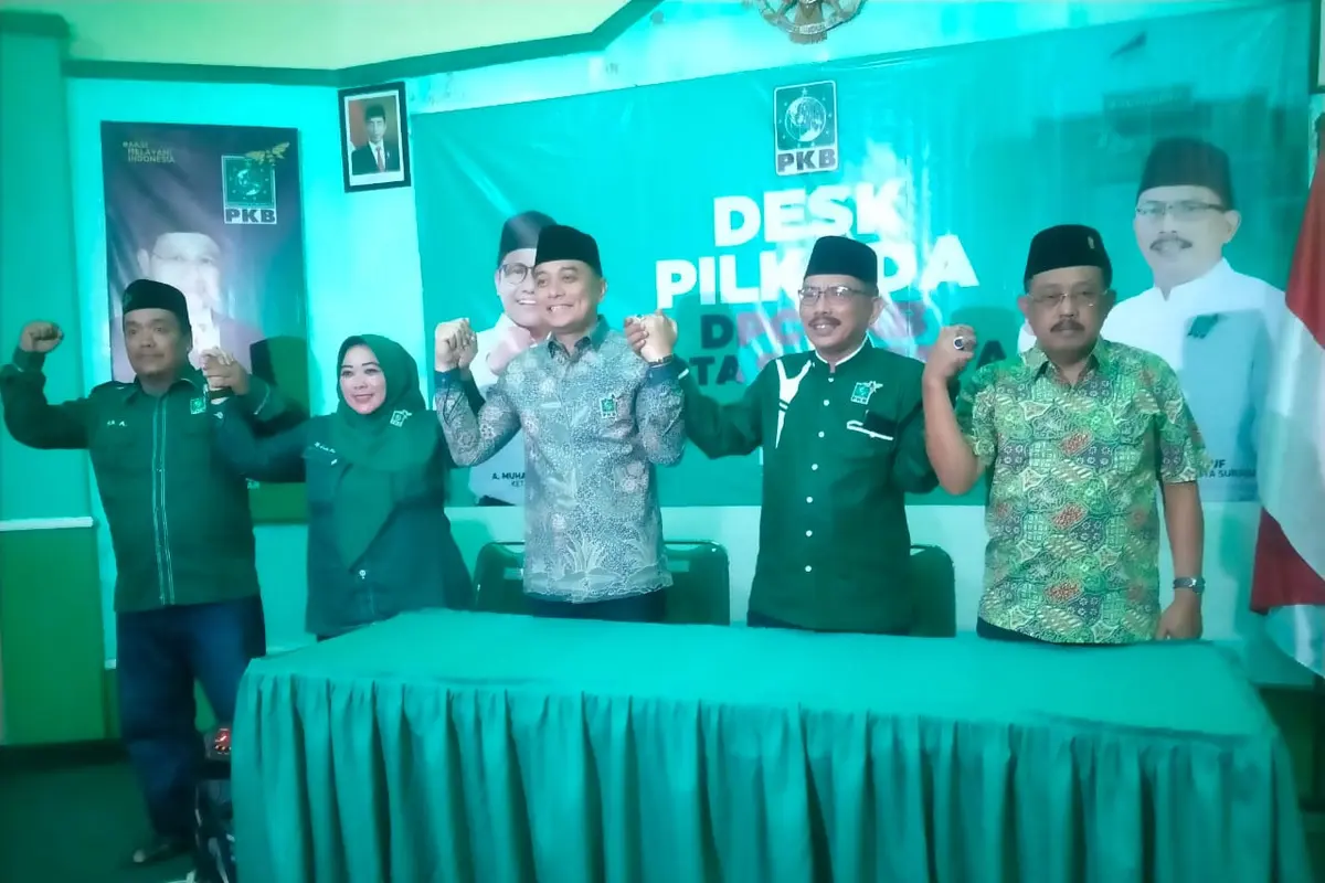 Eri-Armuji daftar Pilkada Surabaya ke PKB. (Dian Kurniawan/Liputan6.com)