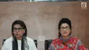 Menteri Kesehatan Nila F Moeloek (kanan) bersama Wakil Ketua KPK Basaria Panjaitan memberi keterangan usai pertemuan tertutup di Gedung KPK, Jakarta, Rabu (16/1). (Merdeka.com/Dwi Narwoko)