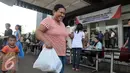 Warga membawa Paket  Sembako Murah oleh PT Indosiar Visual Mandiri  di Studio 5 Indosiar, Jakarta, (10/6). Sebanyak 500 paket sembako murah seharga Rp 30 ribu per paket untuk 500 Kepala Keluarga (KK). (Liputan6.com/Johan Tallo)